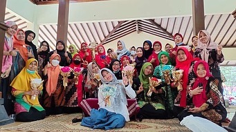 Pelatihan Kreasi Bucket Bunga dari Hijab PKK Kalurahan Pleret